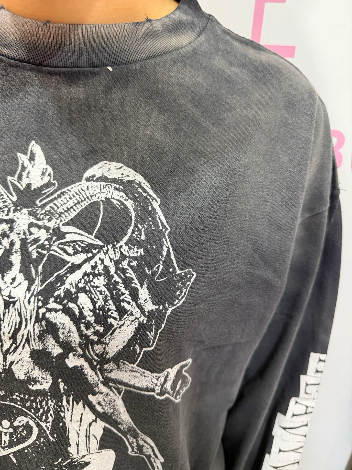 SAINT Mxxxxxx LS TEE/HEAVY WEIGHT/BLK sheep head devil distressed long sleeves, washed black S-XL 25 autumn and winter latest style, cylindrical side seam fabric, heavy wash water, faded and distressed, top printing technology, distressed crack treatment, correct version, original consistent main mark/washed mark/little angel anti-counterfeiting mark, hand-splashed ink graffiti, wormhole wear, top purchasing agent level